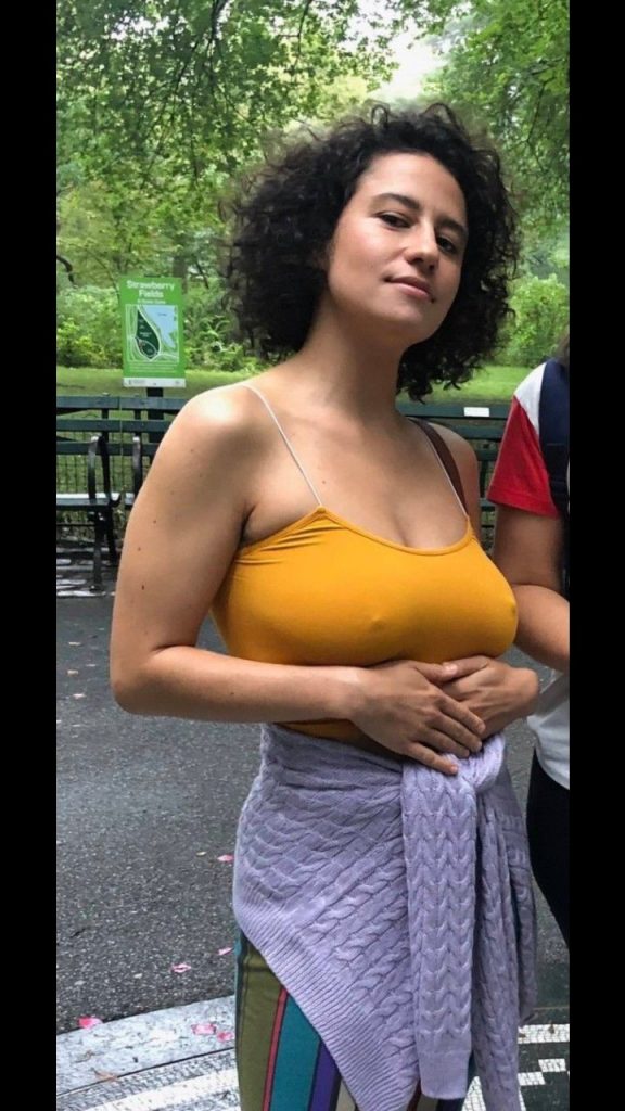 Ilana glazer breasts