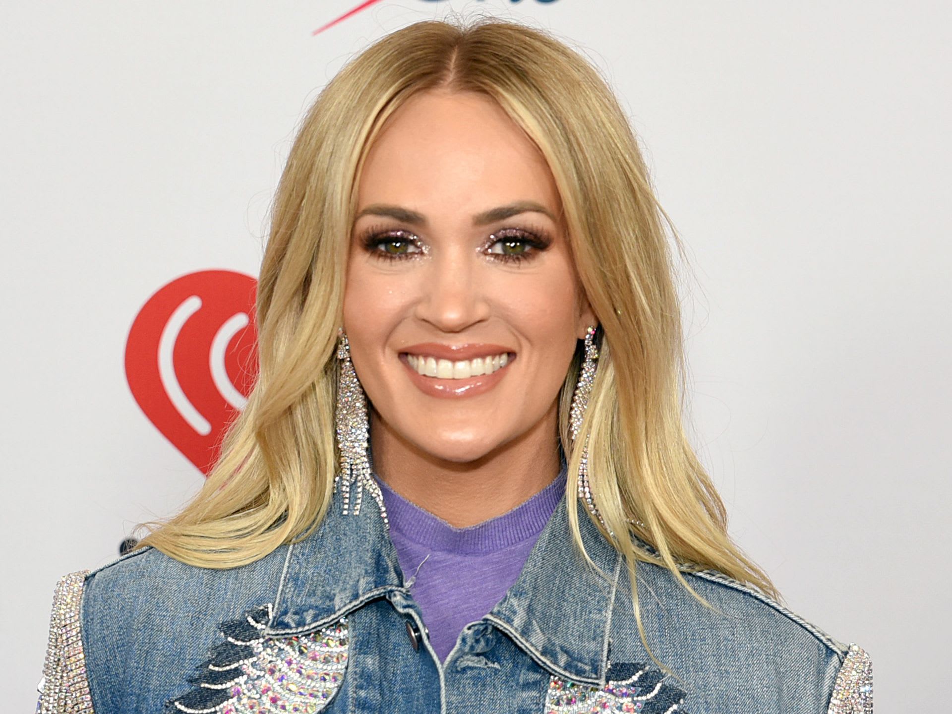 Carrie Underwood’s Journey: Rhinoplasty Rumors and Plastic Surgery Speculation